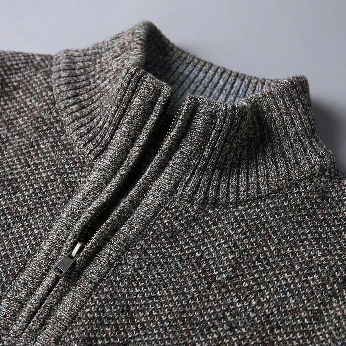 Herresweater med ståkrave og kort lynlås