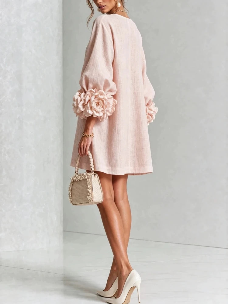 Minikjole til kvinder med pufærmer og blomstrede manchetter