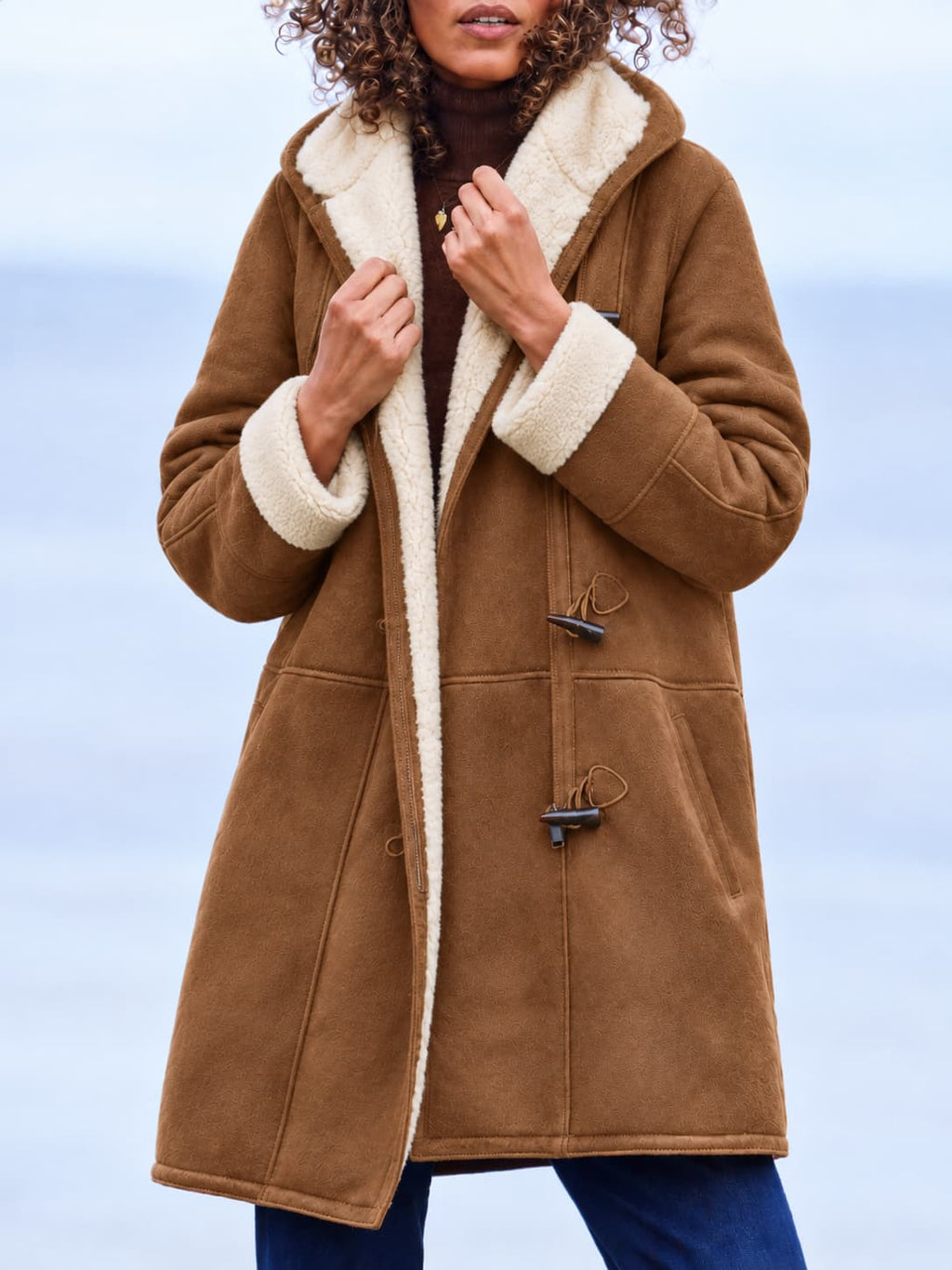 Cappotto da donna con cappuccio e chiusura a alamari